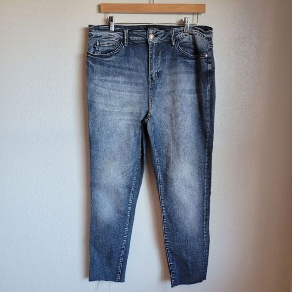 Judy Blue Shelly Relaxed Fit Jeans - Picture 2 of 10